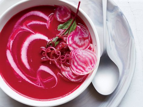 Food & Wine’s healthy beet soup is made with Granny Smith apples, apple cider and shallots. Pickled Beet Salad, Beets Smoothie Recipes, Dairy Free Salads, Chilled Soup, Beet Soup, Apple Soup, Bisque Recipe, Summer Soup, Fresh Beets