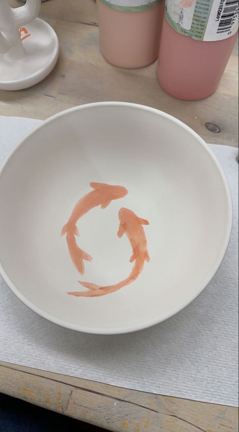 Pottery Glaze Painting Ideas, Painting Plates Aesthetic, Painted Ceramic Plates Aesthetic, Pottery Painting Inspo Fruit, Ceramic Painting Ideas Bowls Simple, Simple Bowl Painting Ideas, Cute Simple Pottery Painting Ideas, Petroglyph Pottery Ideas, Pottery Ramen Bowl Ideas