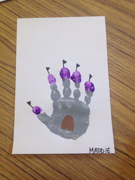 Castle (for boys) Castle Construction day Royal Banquet week Disney Crafts Preschool Art Projects, Handprint Castle, Castle Construction, Royal Banquet, June Art, Castle Crafts, Easy Toddler Crafts, Preschool Art Projects, Crown Art