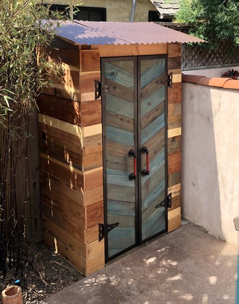 Diy Garden Shed Pallets, Tiny Tool Shed, Outdoor Yard Tool Storage Ideas, Small Shed Tool Storage Ideas, Diy Tool Shed Outdoor Storage, Fuel Storage Ideas, Diy Outdoor Tool Storage, Garden Tool Storage Shed, Outdoor Tool Storage Ideas