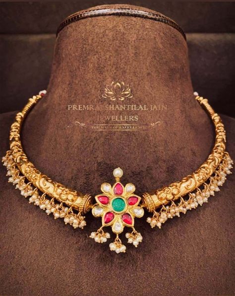 Gold Kanti Necklace, Kanti Necklace Designs, Kanti Necklace, Kerala Bride, Gold Temple Jewellery, Fancy Jewelry Necklace, Gold Necklace Indian, Jewelry Designing, Jewelry Set Design