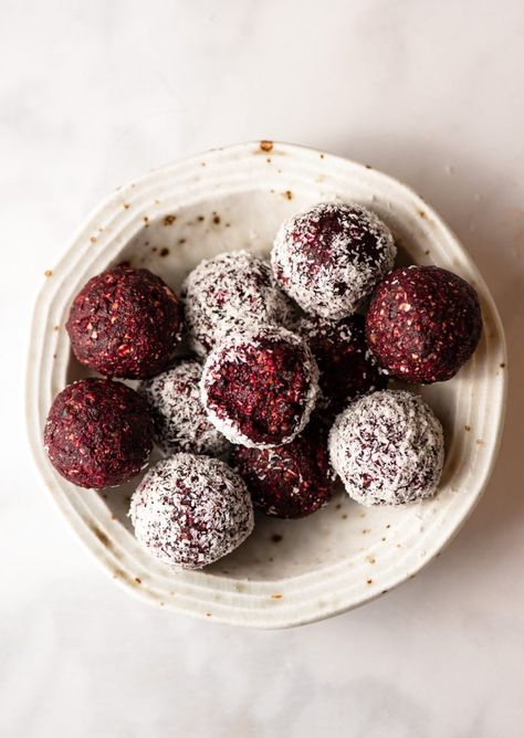 Coconut Balls, Cooking Chocolate, Protein Bites, Bliss Balls, Raw Desserts, Raw Chocolate, Protein Ball, Balls Recipe, Vegan Sweets