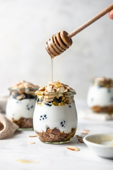 Granola Coconut, Paleo Vegetarian, Granola Parfait, Power Snacks, Almond Granola, Food Photography Inspiration, Gluten Free Oats, Granola Recipes, Natural Wellness