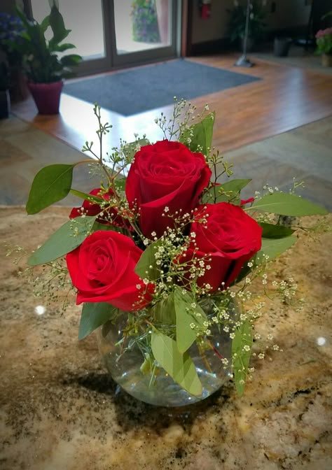 Small Red Flower Arrangements, Wedding Arrangements Table, Red Roses Centerpieces, Grass Centerpiece, Valentine Flower Arrangements, Rose Floral Arrangements, Valentine Centerpieces, Rose Flower Arrangements, Flower Arrangements Wedding