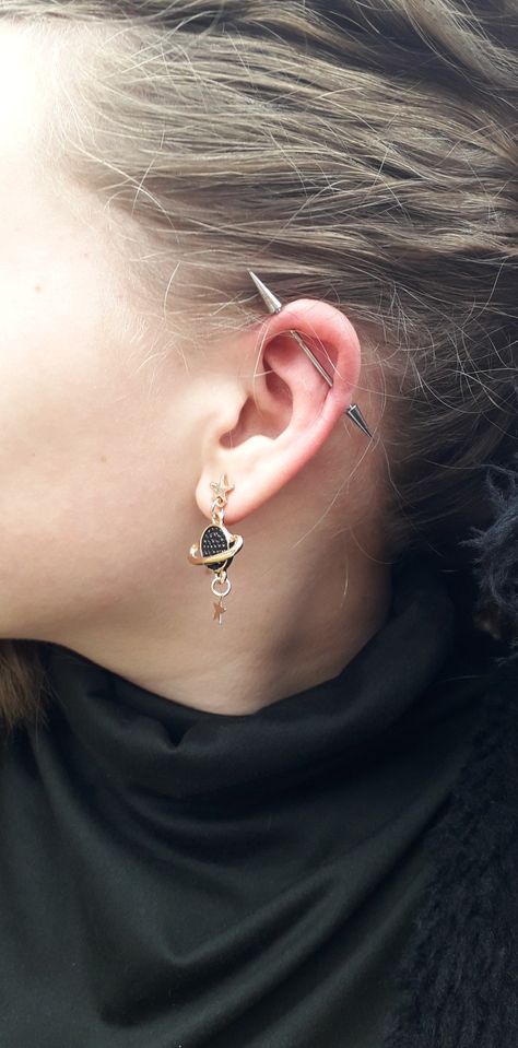 Industrial piercing in ear, earing, side of the face Double Industrial Piercing, Industrial Piercing Aesthetic, Gold Industrial Piercing, Piercing Placement, Industrial Piercings, Piercing Transversal, Piercing Industrial, Industrial Piercing Jewelry, Piercing Inspo