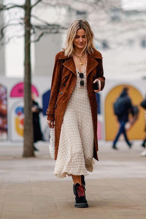 Suede Long Jacket Outfit, Boho Cold Outfit, Northern California Style, Wearing A Dress In Winter, Boho Chic 2023, Outfits Inspo Fall, Kim Mulkey Outfits, Coat And Dress Outfit, Suede Trench Coat Outfits