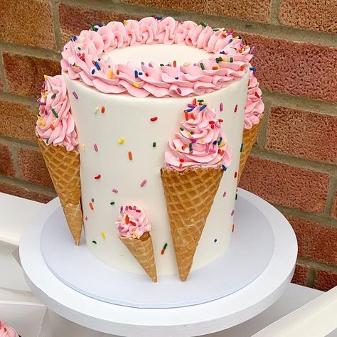 Bespoke Cakes🎂 Essex on Instagram: "The cutest theme for a third birthday🍦🍒" Ice Cream Decorated Cake, Ice Cream Party Cake, Ukrasavanje Torti, Cone Cake, Cake Funny, Ice Cream Cone Cake, Ice Cream Birthday Party, Cake Kit, Ice Cream Theme