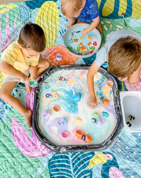 Our Jumbo Flamingo-a-go-go waterproof picnic rug also makes a great play mat for all messy or sensory play trays.   Like this ultimate oobleck recipe and super fun way to use those plastic eggs from Easter! Pin for later!   #playmat #waterproofplaymat #fizzyplayrecipe #learningthroughplay #toddleractivities #playathome #motherhood #playroom #kidsactivities #sensoryplay #playtrayideas #sensoryplayathome #easyplayideas #tufftray #siblingplay #oobleckrecipe #easterplay Invitation To Play Ideas, Messy Play Party, Oobleck Activities, Baby Zintuiglijk, Oobleck Recipe, Messy Baby, Easter Play, Tuff Tray, Invitation To Play