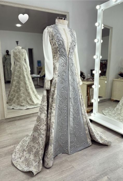 Uzbek Wedding Dress, Uzbek Wedding, Kelin Liboslari, Uzbek Dress, Dream Costume, Lords And Ladies, Bride Preparation, Bride Looks, Elf Clothes