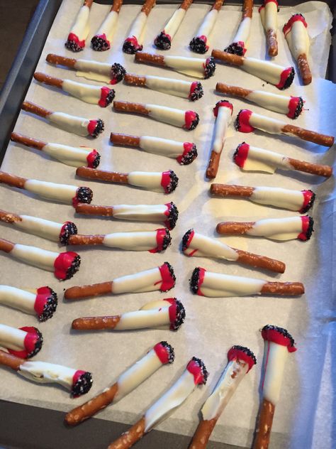 1960's theme party , "cigarettes" pretzels dipped in white chocolate, chilled on parchment paper, then dipped in red chocolate and black and silver sprinkles Hipster Party Ideas, All Black Theme Party Ideas, 1960s Birthday Party Ideas, Woodstock Party Food, Tattoo Party Theme, 60s Food Party, Grunge Theme Party, 1960s Themed Birthday Party, Hippies And Cowboys Party