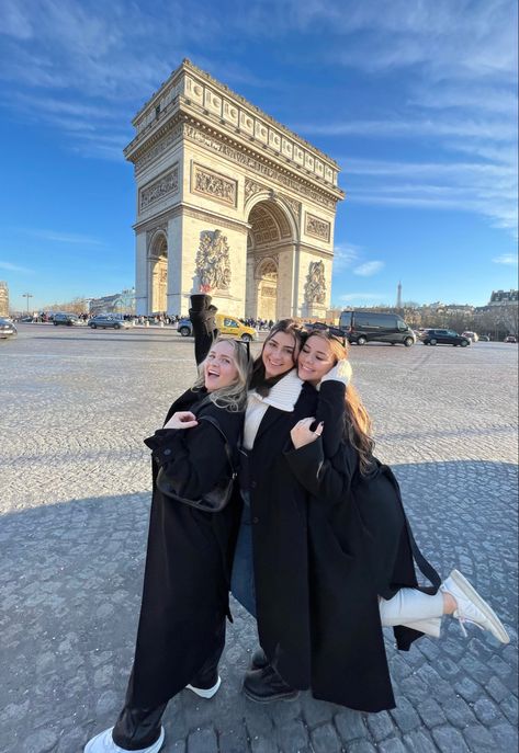 #bestfriends #travel #paris #eiffeltower #explore #aesthetic #fashion Paris School Trip, Travel Pictures Airport, Erasmus Aesthetic, Girl Best Friends Aesthetic, Bestie Vacation, Friend Adventures, Paris Girls Trip, Bff Travel, French Trip