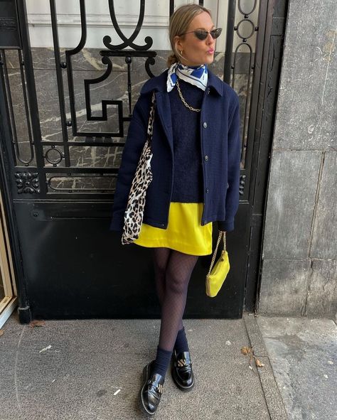 Yellow Skirt Outfits, Yellow Mini Skirt, Skirt Outfits Fall, Yellow Skirt, Miniskirt Outfits, Neue Outfits, Navy Jacket, Spring Outfits Women, Casual Chic Outfit