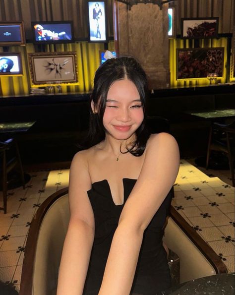 Fancy Restaurant Photoshoot, Wolfcut Bob, Ootd Poses Instagram, Restaurant Dress, Restaurant Aesthetics, Eating Pictures, Y2k Acubi, Instagram Asian, Tiktok Beauty