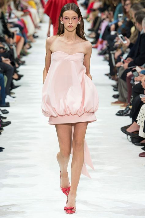 Pink Valentino, Valentino Couture, Romantic Dress, Luxury Shopping, Style Trends, Global Brands, Fashion Show Collection, Famous Brands, Primavera Estate