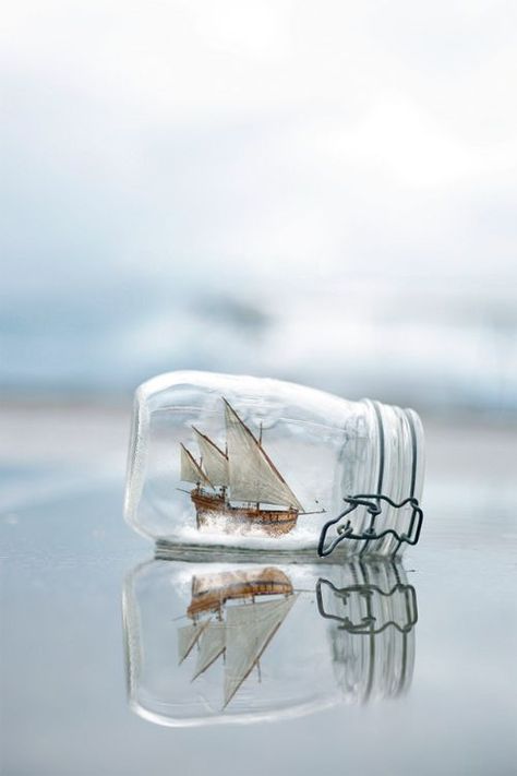 Ship In A Bottle, Navi A Vela, Cottage By The Sea, Wallpaper Tumblr, Message In A Bottle, A Ship, Tolu, Beach Cottages, Coastal Living