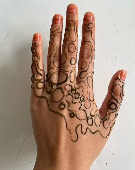 Step by step of this fun little design I did yesterday - it reminds me of the seaside or maybe bacteria under a microscope?? I wanted to have henna on ready for the @huqthat workshop for the @azeemamag @southbankcentre takeover !! It will be my first time leading a workshop so I’m glad it’s with my fave Nuz @me.a.snowflake ~ The workshop is totally free so if you’re around @southbankcentre tomorrow 1pm - 6pm please drop by and we will teach you how to make henna and apply it ☺️💗!! More i... Jagua Henna Designs, Henna Hand Tattoos, How To Make Henna, Henna Hands, Hand Henna Designs, Unique Henna, Cute Henna Tattoos, Jagua Henna, Jagua Tattoo