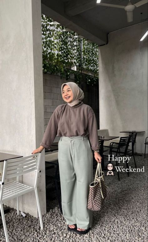 Outfit Cewe Gemuk, Outfit Gemuk, Bigsize Hijab Outfit, Office Attire Women Casual, Ootd Gemuk, Outfit Hijab Simple, Plus Size Hijab, Outfit Hijab Casual, Outfit Holiday