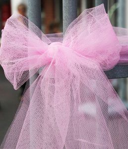 pink tulle bow Tule Bows, Tulle Garland, Tulle Decorations, Diy Tulle, Tulle Ribbon, Chair Bows, Tulle Bow, Color Decoration, Tulle Bows