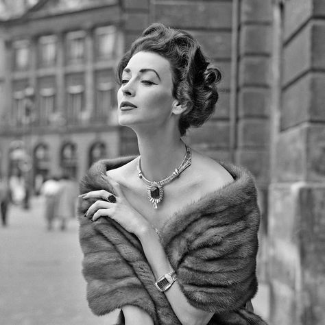 Photo Jacques Rouchon - Celebrity model Dorian Leigh wearing Chaumet jewellery in Paris 1950s #jacquesrouchon #lagalerierouchon #chaumet #dorianleigh #paris #vintageparis #fashionphotographer #bijoux #jewellery #vintagefashion #vintagephotography Paris 1950s, Dorian Leigh, Fur Coat Vintage, Vintage Fashion Photography, Vintage Couture, Vintage Fur, Couture Vintage, Vintage Models, Fur Fashion