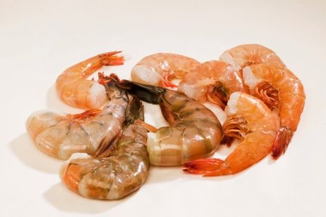 Many different varieties of shrimp are available, but they are all frozen using the same methods. Shrimp needs to be frozen differently when raw or cooked. Raw shrimp maintains the highest quality when the shell remains intact; the removal of the shell can cause a loss in the texture and flavor. Very Low Calorie Meals, Low Calories Food, B12 Rich Foods, Oven Baked Shrimp, Shrimp In The Oven, Low Cal Diet, Ways To Cook Shrimp, Smoked Shrimp, Healthy Main Meals