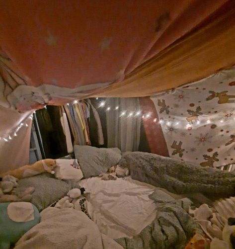 How To Make The Perfect Fort, Blanket Nest Aesthetic, Fort Ideas Indoor, Trio Sleepover, Christmas Fort, Fort Aesthetic, Winter Sleepover, 1989 Party, Sleepover Fort