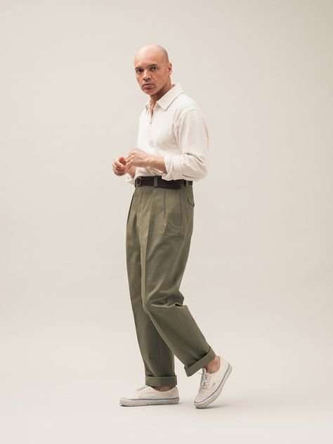 Italian Fashion Summer, Trousers Outfit Men, Interview Suits, Types Of Trousers, Green Pants Outfit, Start Of Spring, French Workwear, Olive Pants, Olive Green Pants