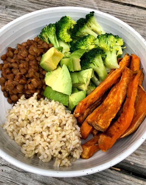 5:30 p.m. — Lentils With Rice and Veggies Plats Healthy, Meatless Recipes, Quick Healthy Breakfast, Makanan Diet, Dinner Inspiration, Eating Clean, Diet Vegetarian, Easy Vegetarian, Healthy Meal Prep