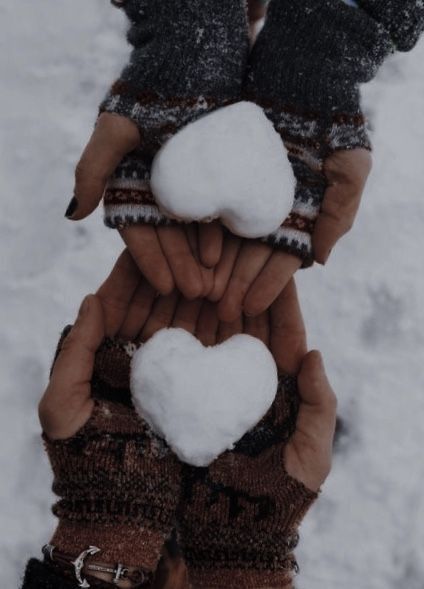 Couple In Snow Aesthetic, Snow Couple Aesthetic, Couple Winter Aesthetic, Snow Couple Photoshoot, Rohit And Virat, Couples Winter Photoshoot, Winter Couple Pictures, Couple Photography Winter, Die A Happy Man