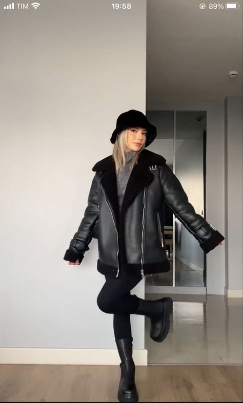 korean outfit style Black Zara Leather Jacket Outfit, Casual Outfits With Leather Jacket, Black Aviator Jacket Outfit, Zara Leather Jacket Outfit, Zara Jacket Outfit, Aviator Jacket Outfit, Anorak Jacket Outfit, Leather And Fur Jacket, Outfit Nero