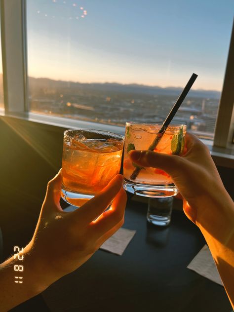 Picture of two cocktails toasting with a skyline view of mountains at a rooftop bar Dining Poses, Happy Hour Photo Ideas, Rooftop Bar Aesthetic, Happy Hour Aesthetic, Downtown Denver Restaurants, Photo Idea For Instagram, Cocktail Shoot, Cocktails Aesthetic, Insta Edits