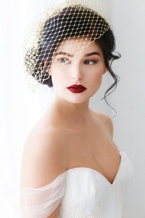 Birdcage Veil Hairstyle, Make Up Sposa, Gold Veil, Retro Wedding Hair, Wedding Hairstyles And Makeup, Wedding Veil Vintage, Gold Hair Comb, Vintage Veils, Blusher Veil