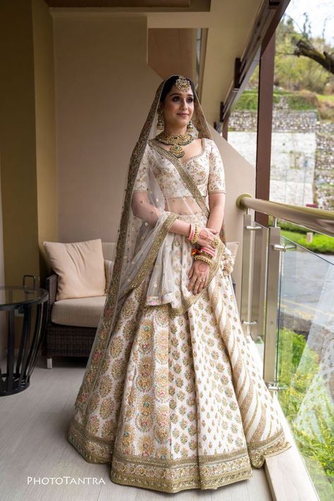 A Gorgeous Hill Wedding With A Bride In An Ivory Lehenga Sabyasachi Ivory Lehenga, Ivory Wedding Lehenga, Ivory Lehenga Bridal, Ivory Bridal Lehenga, White Wedding Lehenga, White Bridal Lehenga, Ivory Lehenga, Gold Lehenga, Sabyasachi Lehenga