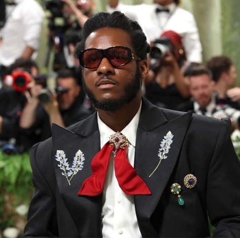 One brooch is not enough anymore for a man to make a jewelry statement. Leon Bridges proved the point in an array of vintage designs from vintage emporium Joseph Saidian & Sons.  The Most Memorable Jewels at the 2024 Met Gala | The Adventurine Vintage Diamond Necklace, Elizabeth Taylor Jewelry, Leon Bridges, Wife Style, Celebrity Jewelry, Met Ball, Haute Couture Gowns, Platinum Earrings, Michelle Williams