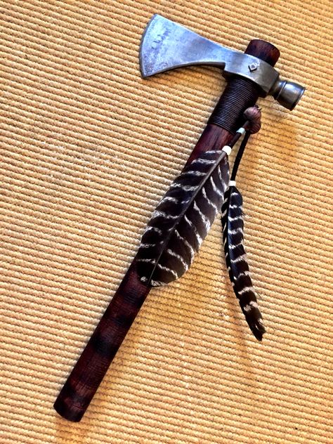 Native American Tomahawk & Peace Pipe. Native American Tomahawk, Tomahawk Design, Indian Tomahawk, Escudo Viking, Indian Tools, Peace Pipe, Native American Artifacts, Cool Knives, Nature Photographs