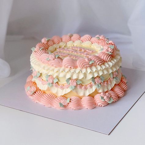 Two Tier Cakes, Tier Cakes, Vintage Sweets, Forever In Love, Buttercream Decorating, Pinterest Cake, Two Tier Cake, Sweet Recipes Desserts, Tier Cake