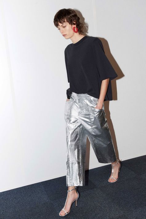 Isabel Marant Pre-Fall 2023 https://www.vogue.com/fashion-shows/pre-fall-2023/isabel-marant/slideshow/collection#7 Robe Fuchsia, Metallic Fashion, Silver Pants, Pre Fall 2023, Look Jean, Evening Style, Metallic Pants, Lingerie Inspiration, Sequin Pants