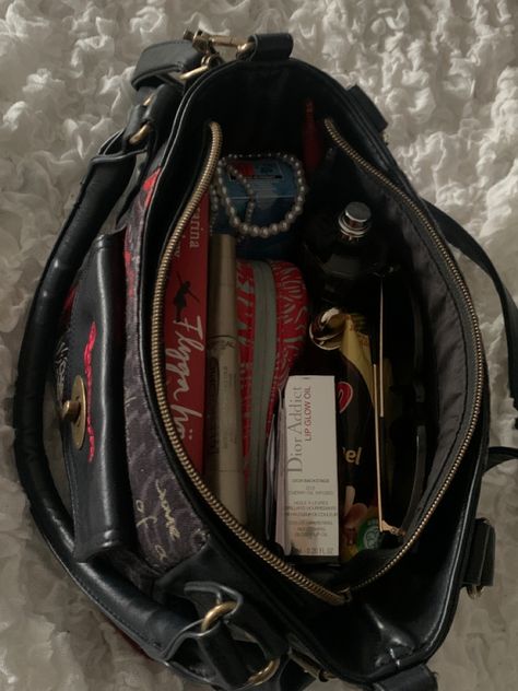 Inside bag #bag #bagsandpurses Bag Inside Aesthetic, Bag Inside, Vintage Bag Aesthetic, Bags For College, Purse Aesthetic, Inside My Bag, Inside Bag, Handbag Essentials, Outfit Look