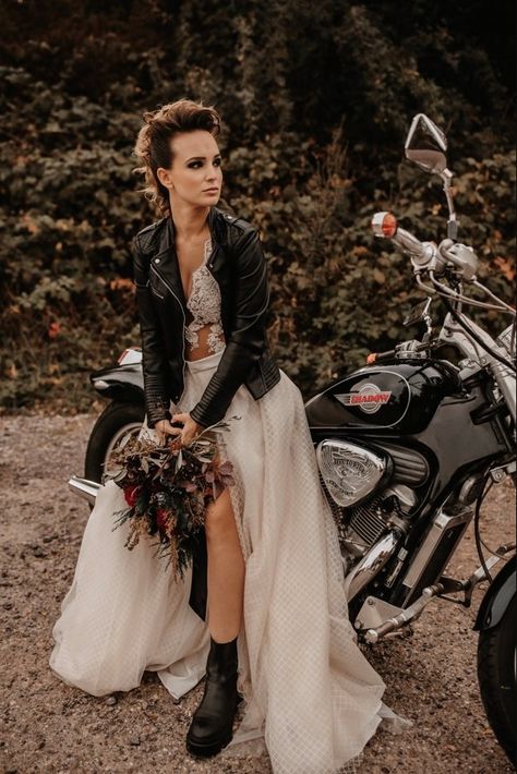 a rock n roll bridal look with a delicate lace top, a printed maxi skirt, black chunky boots, a black leather jacket and a cool rock hairstyle Punk Wedding Dresses, Wedding Motorcycle, Edgy Wedding Dress, Look Rock Chic, Rocker Wedding, Edgy Bridal, Punk Wedding, Motorcycle Wedding, Biker Wedding