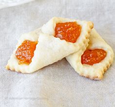 Traditional Hungarian Apricot Kolaches | My Hungarian husband's favorite Christmas Cookie recipe! He says they taste just like his grandma used to make! Kiffles Recipe, Hungarian Christmas, Hungarian Cookies, Nutella Chocolate Chip Cookies, Gluten Free Shortbread Cookies, Kolache Recipe, Cream Cheese Pastry, Gluten Free Shortbread, Traditional Christmas Cookies