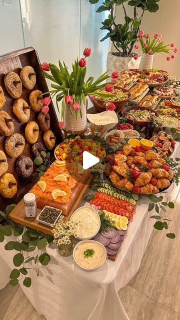 Birthday Brunch Recipes, Desi Brunch Ideas, Brunch Girls Party, Light Refreshment Ideas For Meeting, Girls Brunch Ideas At Home, Brunch Bar Ideas Food, Brunch Food Table, Brunch Themed Baby Shower Ideas, Girls Brunch Ideas