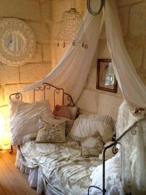 Room With Daybed, Daybed Room Ideas, Styl Shabby Chic, Pretty Room, Dreamy Room, Room Stuff, Room Makeover Bedroom, Dream Room Inspiration, Chic Bedroom