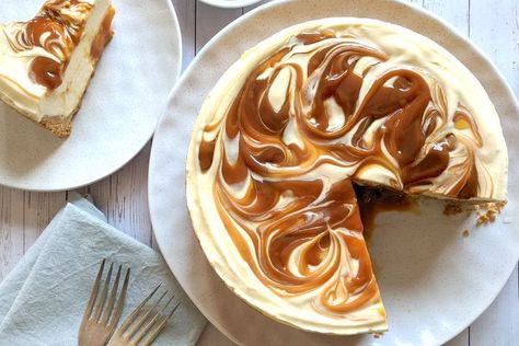 Caramel No Bake Cheesecake, No Bake Salted Caramel Cheesecake, Cheesecake Recipes No Bake, Groovy Goodies, No Bake Caramel Cheesecake, Dates Recipes, Best No Bake Cheesecake, Caramel Cheesecake Recipes, Carrot Cake Recipe Easy