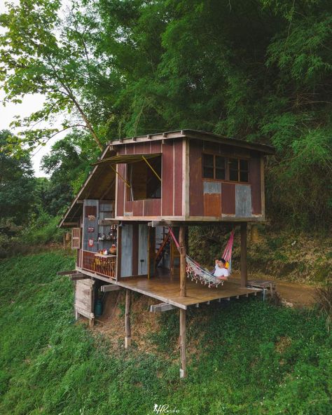 Tiny House Deck, Tiny Villa, Japanese Tiny House, Small Eco House, Modern Bahay Kubo, Coffee House Design, Bamboo House Design, Tiny House Exterior, Tree House Plans