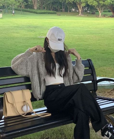 Cute summer image for walking in the park Mode Ulzzang, Outfit Korean Style, Korean Casual Outfits, Foto Poses, Korean Girl Fashion, Mode Inspo, Korea Fashion, Kpop Fashion Outfits, 가을 패션