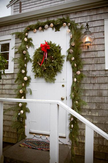 A door is decorated in seasonal greens and scallop shells in Nantucket. Nantucket Christmas, Nautical Wreaths, Wreaths Crafts, Martha’s Vineyard, East Coast Travel, Classic Coastal, Love Boat, New England Style, England Style