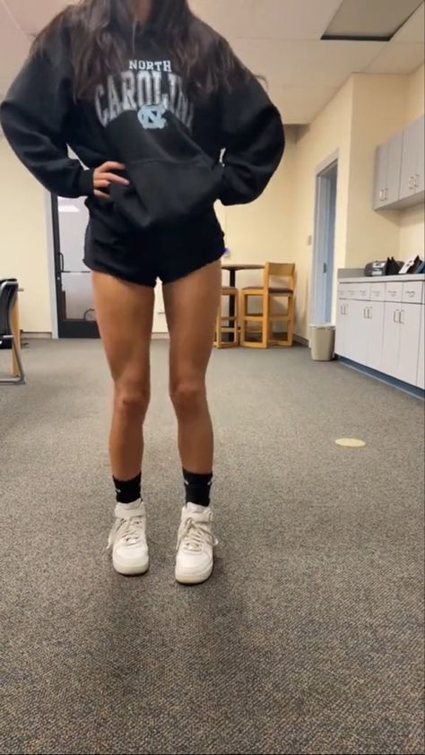 Athletic Day Outfits, Cute Outfits With Black Lululemon Shorts, School Shorts Outfits Highschool, Lulu Shorts And Hoodie Outfit, Cute Fits With Shorts For School, How To Style Black Athletic Shorts, Shorts Outfits Sporty, Outfits W Black Shorts, Outfits With Athletic Shorts For School