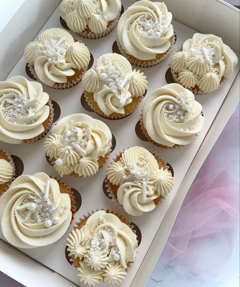 White Icing Cupcake Design, Cream Colored Cupcakes, Cupcake Decoration Aesthetic, All White Cupcakes, White Wedding Cupcakes Ideas, Nikkah Cupcakes, White Cupcake Ideas, White Cupcakes Decoration, White And Silver Cupcakes