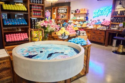 The expanded Robson Street LUSH Cosmetics flagship store features a large sink for trying out products including bath bombs and jellies. Lush Shop, Lush Store, Natural Beauty Brands, 타이포그래피 포스터 디자인, Lush Cosmetics, Melt And Pour, Best Skincare Products, Clean Hands, Visual Merchandising