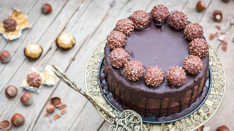 Ricetta torta rocher: ecco come preparare la ricetta completa della buonissima torta ferrero rocher, ispirata al celebre cioccolatino. Layer Cheesecake, Ferrero Rocher Cake, Pasta Cake, Torte Cupcake, Salty Cake, Ferrero Rocher, Savoury Cake, Cake Tins, Fruit Smoothies