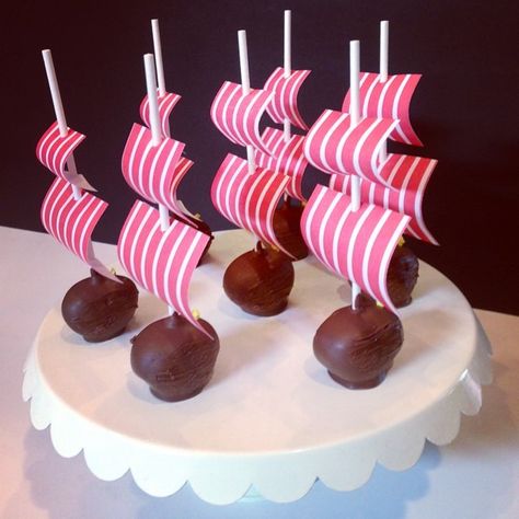 Pirate Themed Cake, Star Wars Cake Pops, Pirate Cake Pops, Themed Cake Pops, Pirate Birthday Cake, Mermaid Pirate Party, Pirate Cookies, The Round Up, Pirate Themed Birthday Party